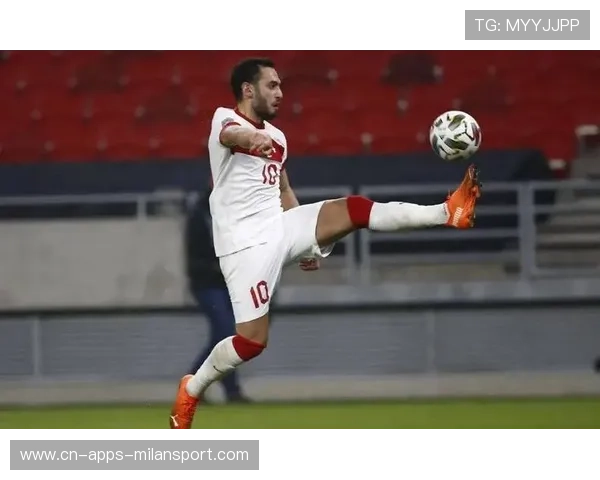 恰尔汗奥卢任意球贴柱入网掌声雷动