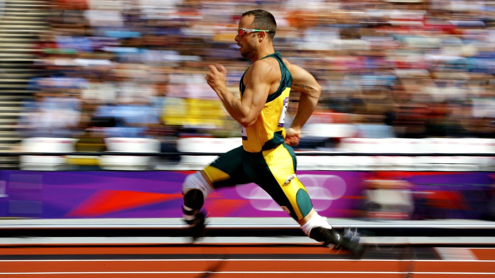 澳大利亚接力队赛后感谢团队支持与鼓励，澳大利亚女子游泳接力队员